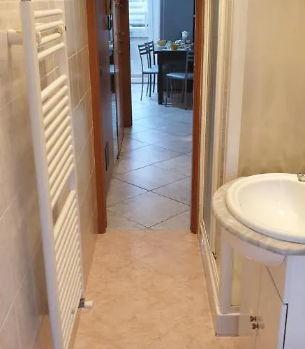 Rory House - * קומו