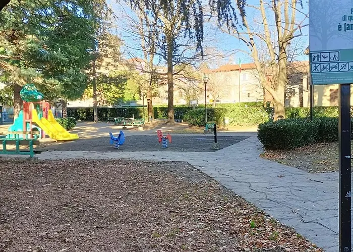 Rory House - * קומו